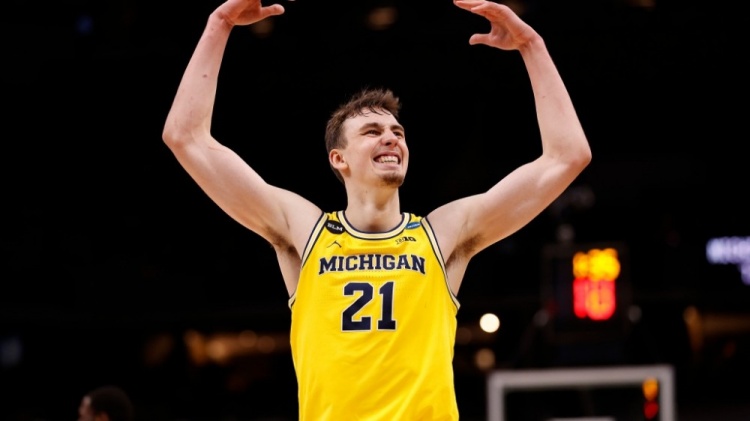 他在场上展 他在场上展